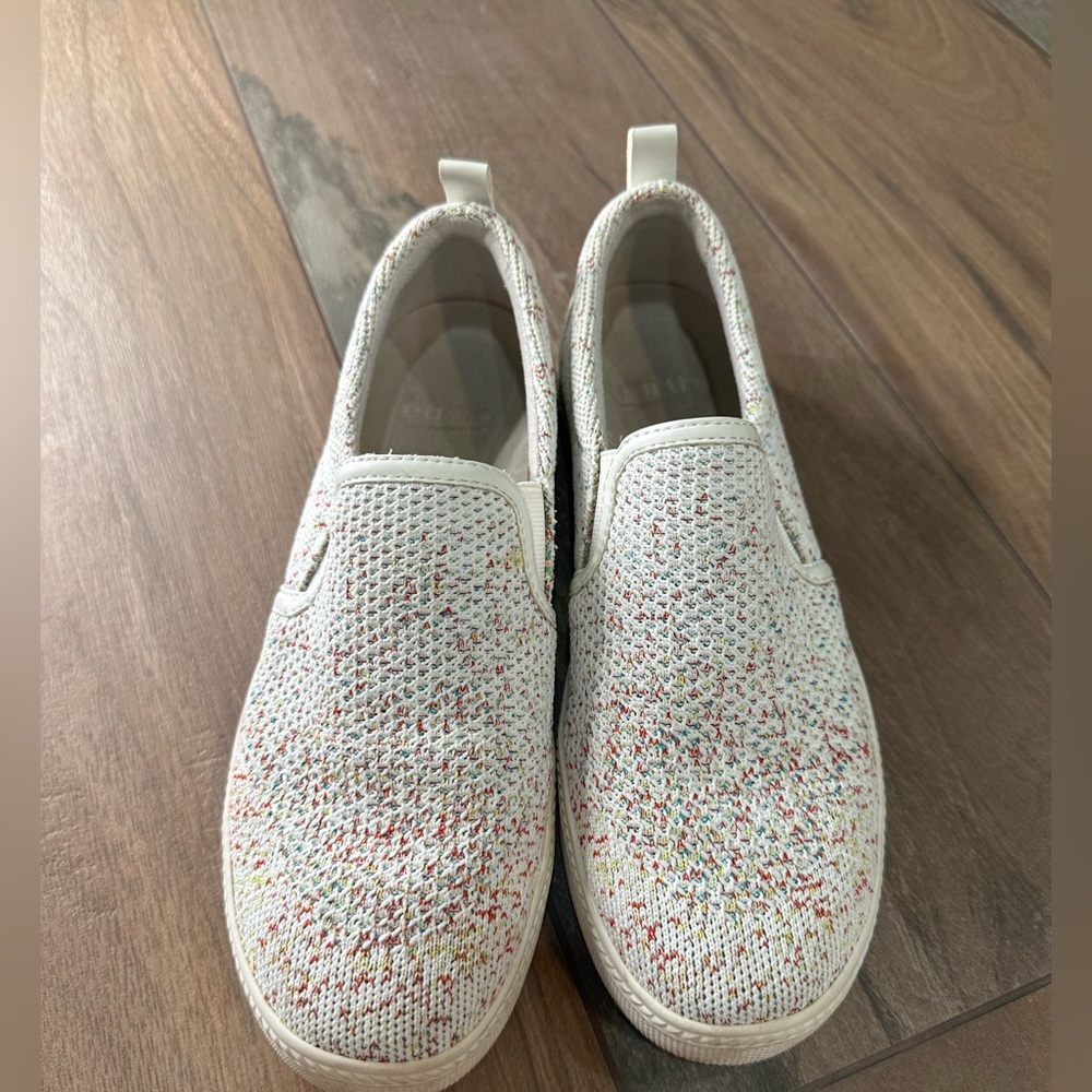Causal Flats
